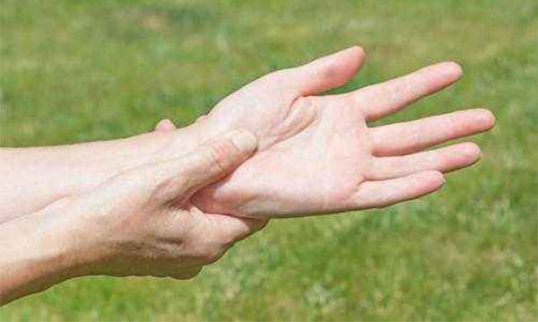 手脚发麻是怎么回事 引起手脚发麻的因素